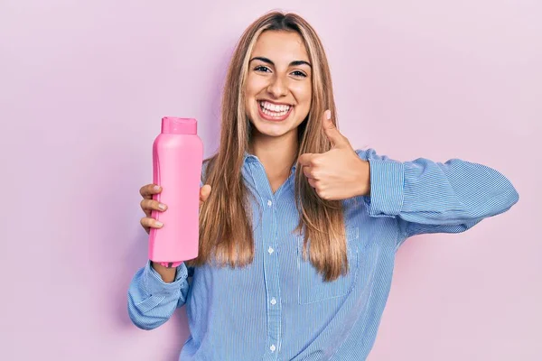 Güzel Spanyol Kadın Elinde Şampuan Şişesi Tutarken Mutlu Pozitif Gülümsüyor — Stok fotoğraf