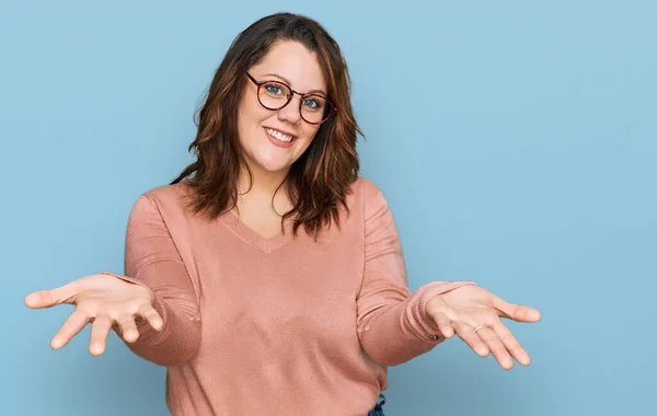 Jong Size Vrouw Dragen Casual Kleding Bril Glimlachend Vrolijk Aanbieden — Stockfoto