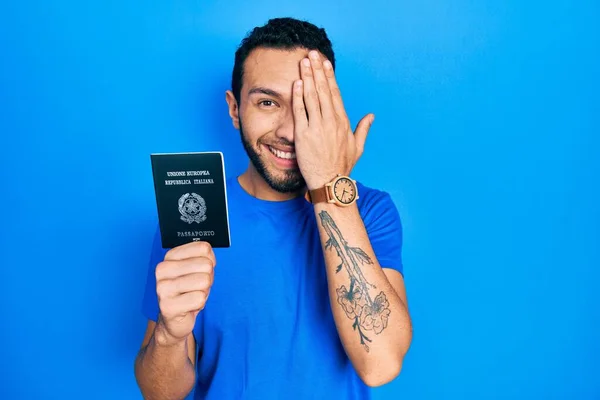 Латиноамериканець Бородою Тримає Руках Паспорт Закриваючи Одне Око Рукою Впевненою — стокове фото
