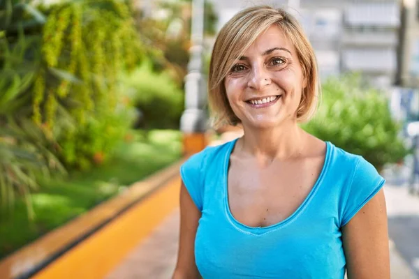 Edad Media Hermosa Mujer Sonriendo Confiado Parque —  Fotos de Stock