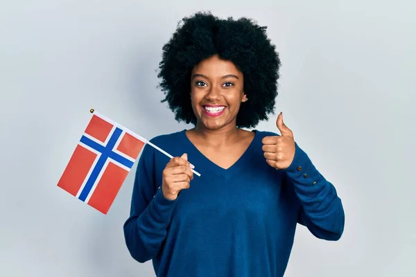 Jovem Afro Americana Segurando Bandeira Norway Sorrindo Feliz Positivo Polegar — Fotografia de Stock