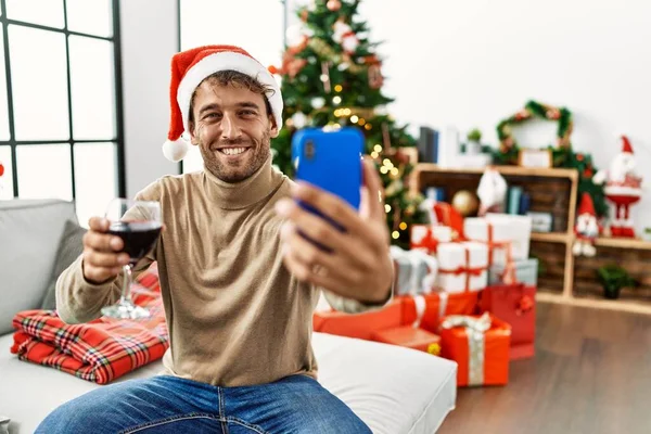 Genç Spanyol Adam Akıllı Telefonun Yanında Özçekim Yapıyor Evde Noel — Stok fotoğraf