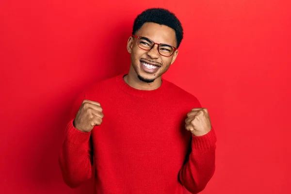 Junger Afrikanisch Amerikanischer Mann Lässiger Kleidung Und Brille Mit Erhobenen — Stockfoto