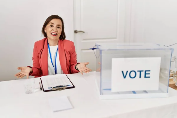Piękna Latynoska Kobieta Średnim Wieku Wyborach Politycznych Siedzi Głosowaniu Uśmiechnięta — Zdjęcie stockowe