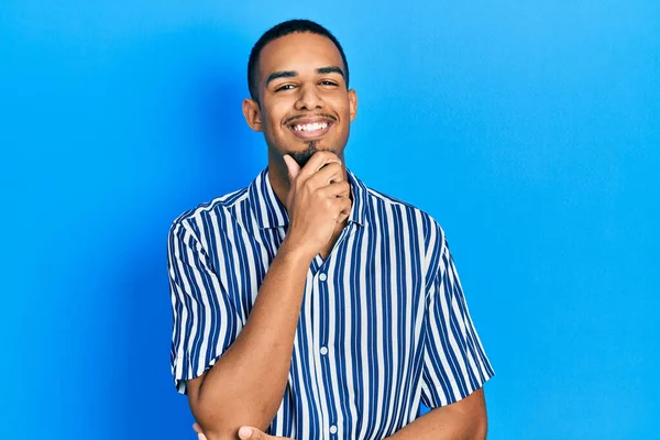 Jeune Homme Afro Américain Portant Des Vêtements Décontractés Regardant Avec — Photo