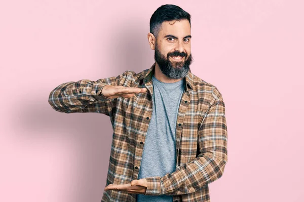 Hispánský Muž Vousy Sobě Ležérní Košili Gestikuluje Rukama Ukazuje Velké — Stock fotografie