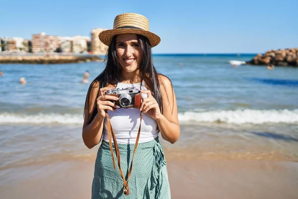 Jonge Spaanse Vrouw Glimlachen Zelfverzekerd Met Behulp Van Camera Aan — Stockfoto