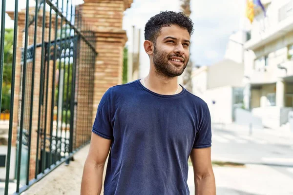 Jovem Árabe Homem Sorrindo Confiante Dia Ensolarado Rua — Fotografia de Stock