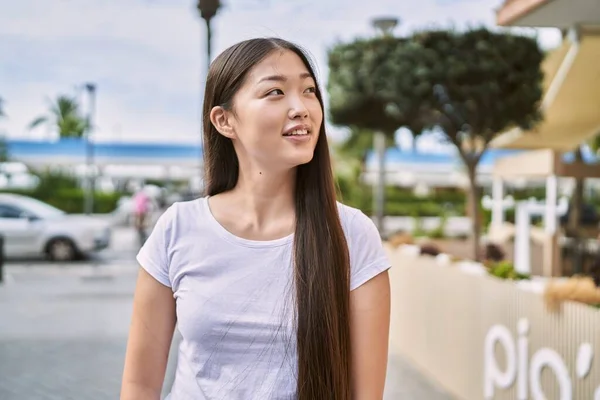Joven Chica China Sonriendo Feliz Pie Ciudad —  Fotos de Stock