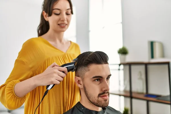 Jovem Cabeleireiro Hispânico Mulher Cortando Cabelo Homem Usando Máquina Barbear — Fotografia de Stock