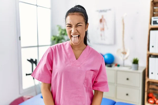 Mujer Hispana Joven Que Trabaja Clínica Recuperación Del Dolor Sacando —  Fotos de Stock