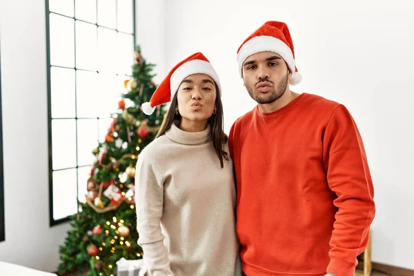 Genç Spanyol Çift Noel Ağacının Yanında Durmuş Kameraya Bakıyor Canlı — Stok fotoğraf