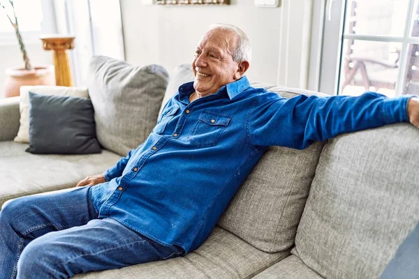 Starszy Mężczyzna Siwymi Włosami Siedzący Kanapie Salonie Swojego Domu Dojrzały — Zdjęcie stockowe