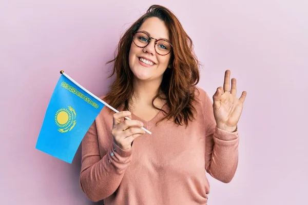 Jonge Blanke Vrouw Met Kazachstan Vlag Doet Teken Met Vingers — Stockfoto
