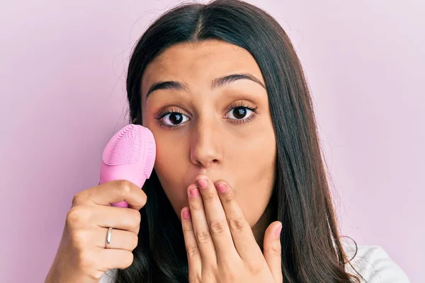Junge Hispanische Frau Mit Peeling Reiniger Der Mund Mit Der — Stockfoto