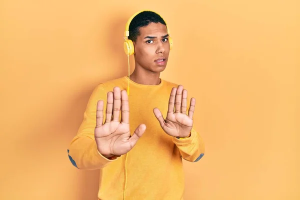 Kulaklıkla Müzik Dinleyen Afro Amerikalı Genç Adam Avuç Içlerini Hareket — Stok fotoğraf