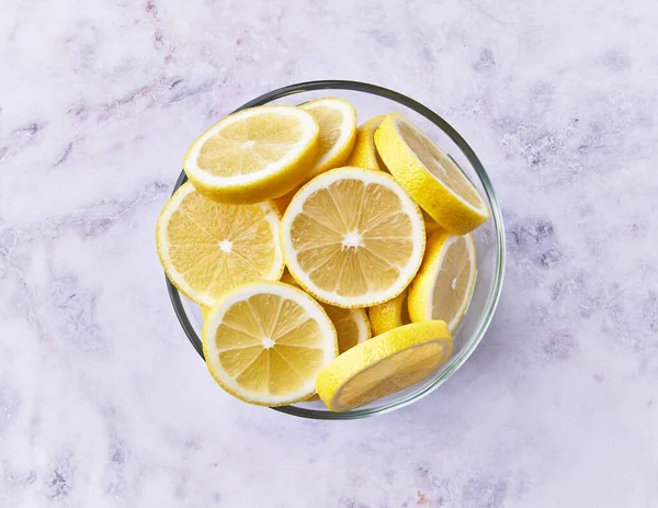Mísa Plátky Citronu Mramorovém Povrchu — Stock fotografie