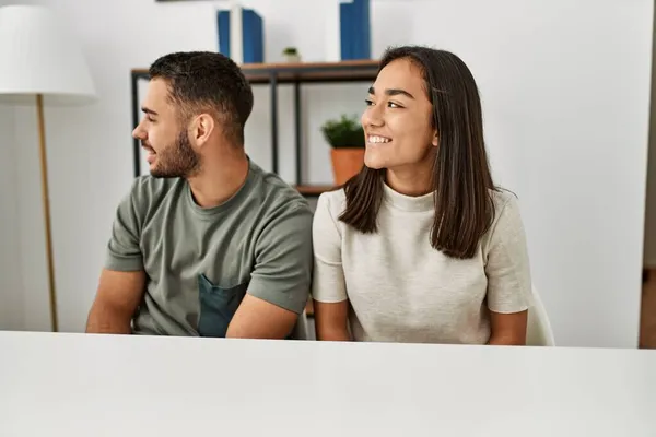 Jong Latijns Echtpaar Dat Casual Kleding Draagt Zittend Tafel Weg — Stockfoto