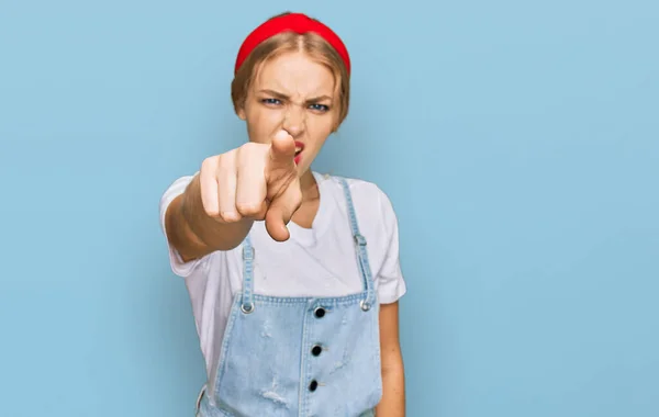 Jong Kaukasisch Meisje Dragen Casual Kleding Wijzen Ontevreden Gefrustreerd Naar — Stockfoto