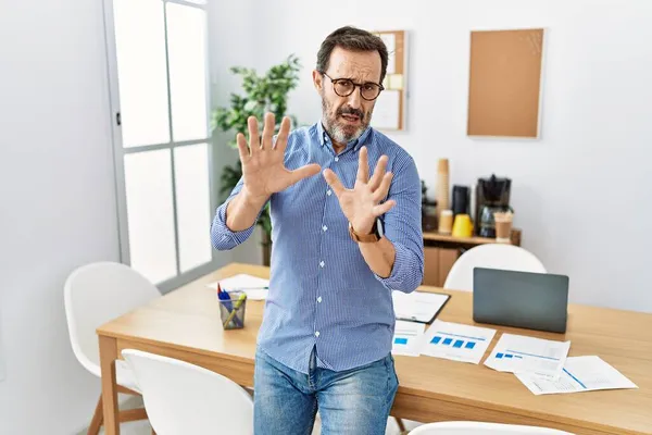 Mellanåldern Hispanic Man Med Skägg Bär Affärskläder Kontoret Rädd Och — Stockfoto