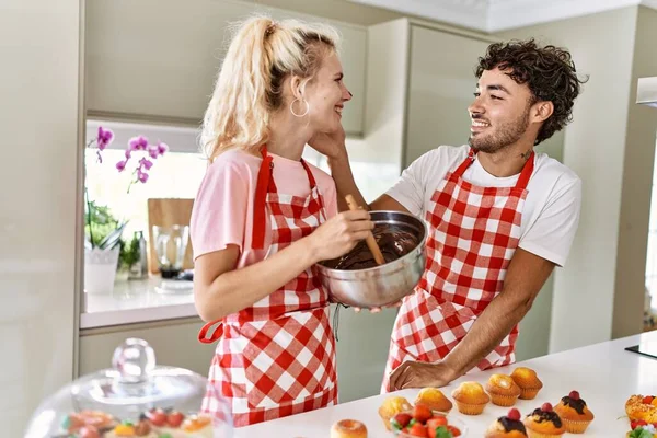 Casal Jovem Sorrindo Doces Cozinha Felizes Cozinha — Fotografia de Stock