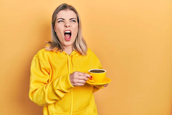Beautiful Caucasian Woman Drinking Cup Coffee Angry Mad Screaming Frustrated — Stock Photo, Image