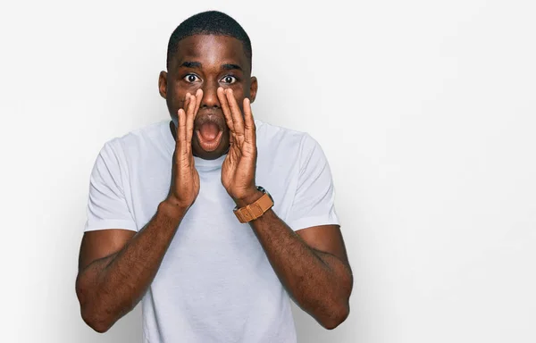 Joven Hombre Afroamericano Vistiendo Camiseta Blanca Casual Asustado Sorprendido Sorpresa —  Fotos de Stock