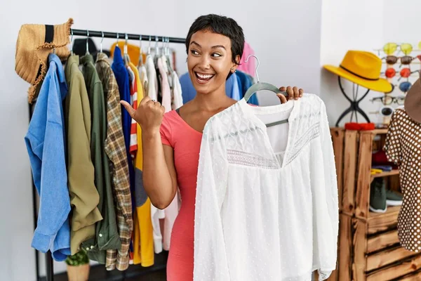 Joven Mujer Hispana Con Pelo Corto Comprando Boutique Minorista Apuntando —  Fotos de Stock