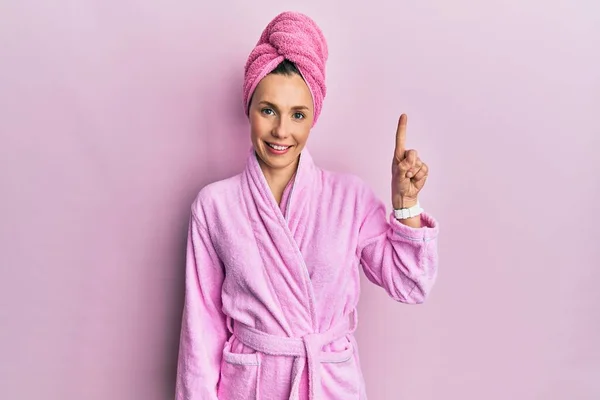 샤워기 모자를 목욕하는 여자가 성공적 생각으로 손가락을 가리키고 있습니다 행복하고 — 스톡 사진