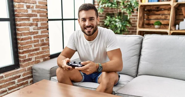 Giovane Uomo Ispanico Sorridente Fiducioso Giocare Videogioco Casa — Foto Stock