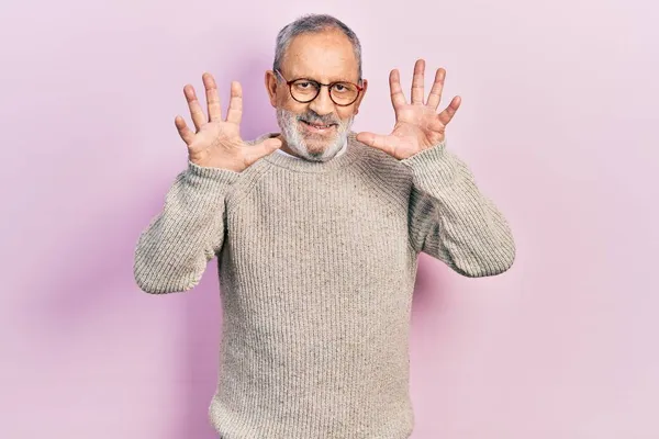 Snygg Äldre Man Med Skägg Klädd Casual Tröja Och Glasögon — Stockfoto