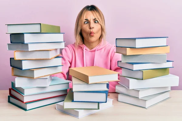 Mujer Caucásica Joven Sentada Mesa Con Libros Haciendo Cara Pez — Foto de Stock