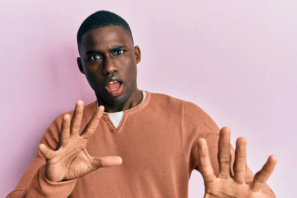 Jonge Afro Amerikaanse Man Draagt Casual Kleding Bang Doodsbang Van — Stockfoto