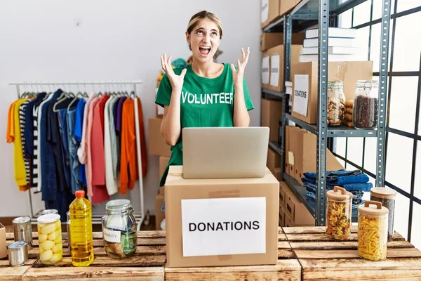 Young Blonde Woman Wearing Volunteer Shirt Donations Stand Crazy Mad — Stok fotoğraf