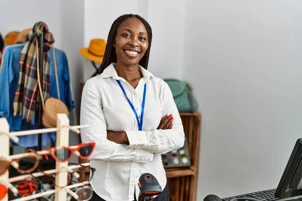 Jeune Commerçante Afro Américaine Souriante Heureuse Debout Avec Les Bras — Photo