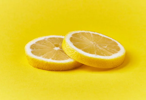 Plátky Citronu Žlutém Pozadí — Stock fotografie