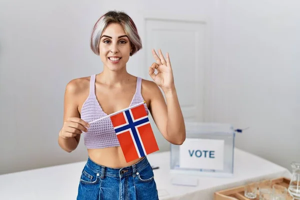 Молодая Красивая Женщина Выборах Политической Кампании Держа Флаг Норвегии Делает — стоковое фото