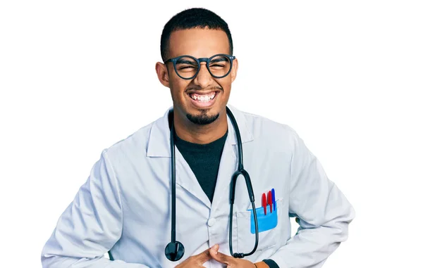 Joven Hombre Afroamericano Vistiendo Uniforme Médico Estetoscopio Sonriendo Riendo Voz — Foto de Stock