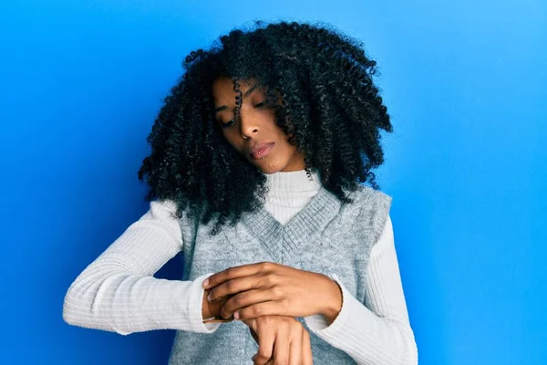 Afrikaans Amerikaanse Vrouw Met Afro Haar Dragen Casual Winter Trui — Stockfoto