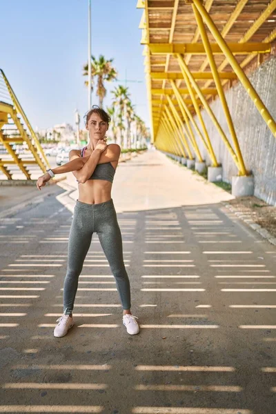 Joven Mujer Caucásica Usando Ropa Deportiva Que Extiende Calle —  Fotos de Stock