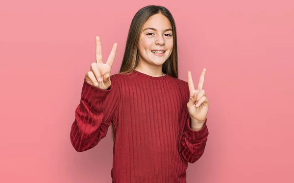 Schöne Brünette Kleine Mädchen Lässigem Pullover Lächelt Die Kamera Und — Stockfoto