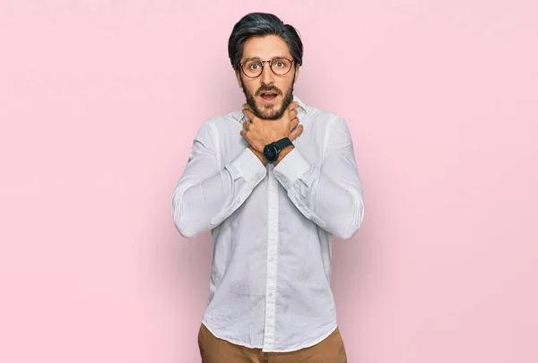Jovem Hispânico Vestindo Camisa Negócios Óculos Gritando Sufocar Porque Doloroso — Fotografia de Stock