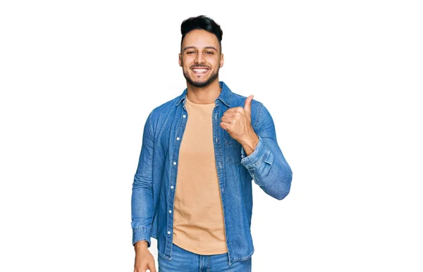 Gündelik Kıyafetler Giyen Genç Arap Adam Mutlu Pozitif Gülümsüyor Başparmağıyla — Stok fotoğraf