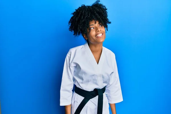 Afro Amerikaanse Vrouw Met Afro Haar Met Karate Kimono Zwarte — Stockfoto
