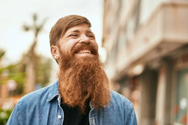 Jovem Irlandês Hipster Homem Sorrindo Feliz Cidade — Fotografia de Stock