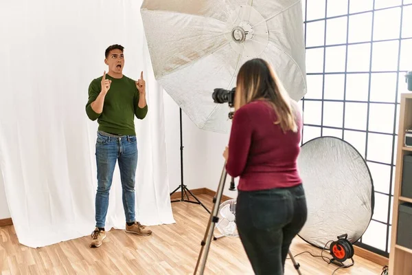 Jovem Estúdio Fotografia Espantado Surpreso Olhando Para Cima Apontando Com — Fotografia de Stock