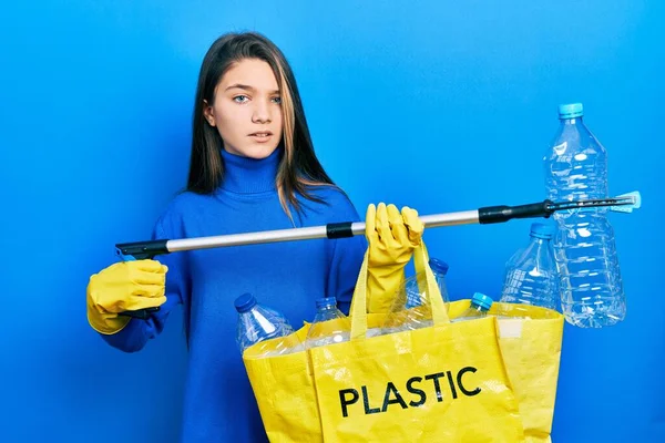 Jovem Morena Segurando Saco Reciclagem Com Garrafas Plástico Expressão Confusa — Fotografia de Stock