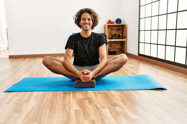 Junger Hispanischer Sportler Lächelt Glücklich Beim Training Sportzentrum — Stockfoto