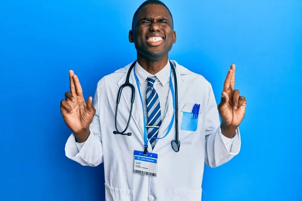 Молодой Африканский Американец Одетый Форму Доктора Жестом Скрестил Пальцы Улыбаясь — стоковое фото