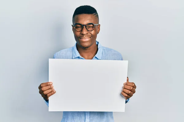Fiatal Afro Amerikai Férfi Szemüveges Kezében Üres Banner Kacsintás Kamerába — Stock Fotó